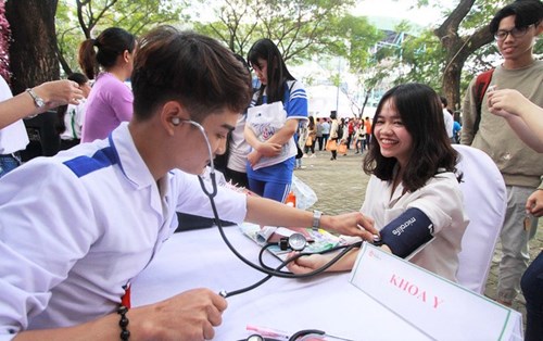 Gian hàng tư vấn hướng nghiệp 2019 Đại học Đông Á "hút" thí sinh