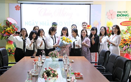 Ngàn hoa tri ân người Thầy Đại học Đông Á