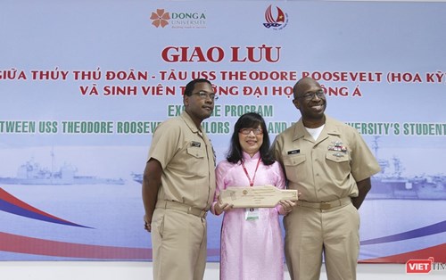 Đại học Đông Á: Giao lưu với thủy thủ đoàn tàu sân bay USS Theodore Roosevelt, Hoa Kỳ