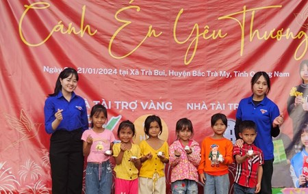 Xuân tình nguyện 2024 Đại học Đông Á đến với nóc bản vùng cao Quảng Nam