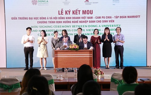 Hiệp hội St. Bonifatius Hospitalgesellschaft Lingen e.V. tiếp nhận sinh viên Đại học Đông Á đến Đức làm việc