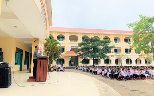 Thầy cô Đại học Đông Á “vẽ” một mùa hè thật khác tại các trường THPT