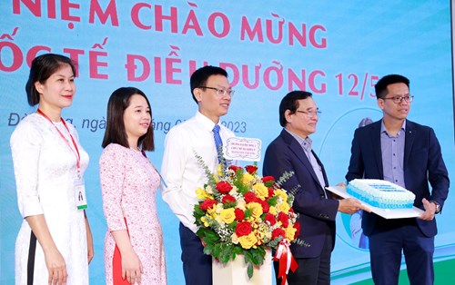 ĐH Đông Á chúc mừng Thầy và Trò khoa Y nhân ngày Quốc tế Điều dưỡng