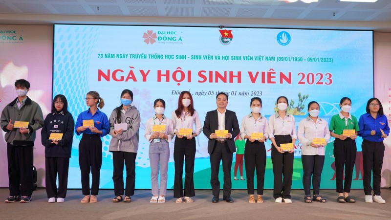 Đại học Đông Á: Trao 200 vé xe về Tết tặng sinh viên miền Trung
