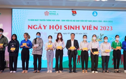 Đại học Đông Á: Trao 200 vé xe về Tết tặng sinh viên miền Trung