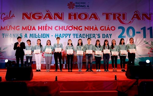 Đại học Đông Á trao 1.368 suất học bổng khuyến học và khuyến tài cho SV